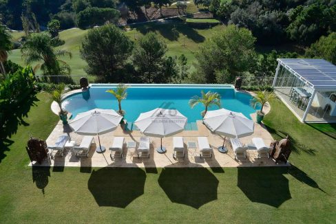 Villa de lujo con 1625m2 de parcela con piscina interior y exterior, Belinda Estates